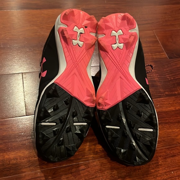 Girls Under Armour cleats size 4.5. Pink and black for softball or soccer - Picture 4 of 6
